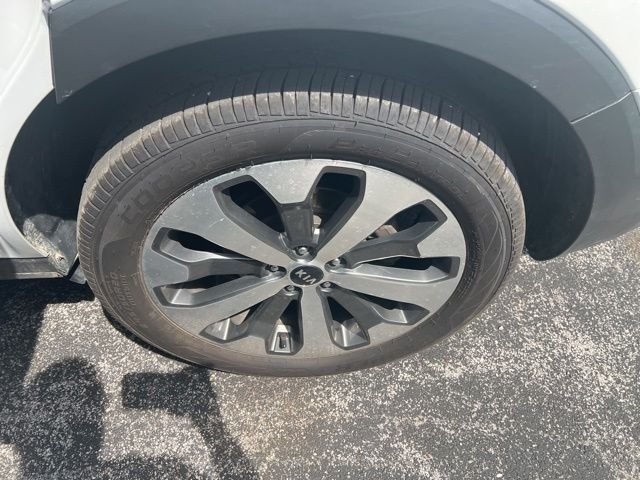 Used 2020 White Kia S image 12