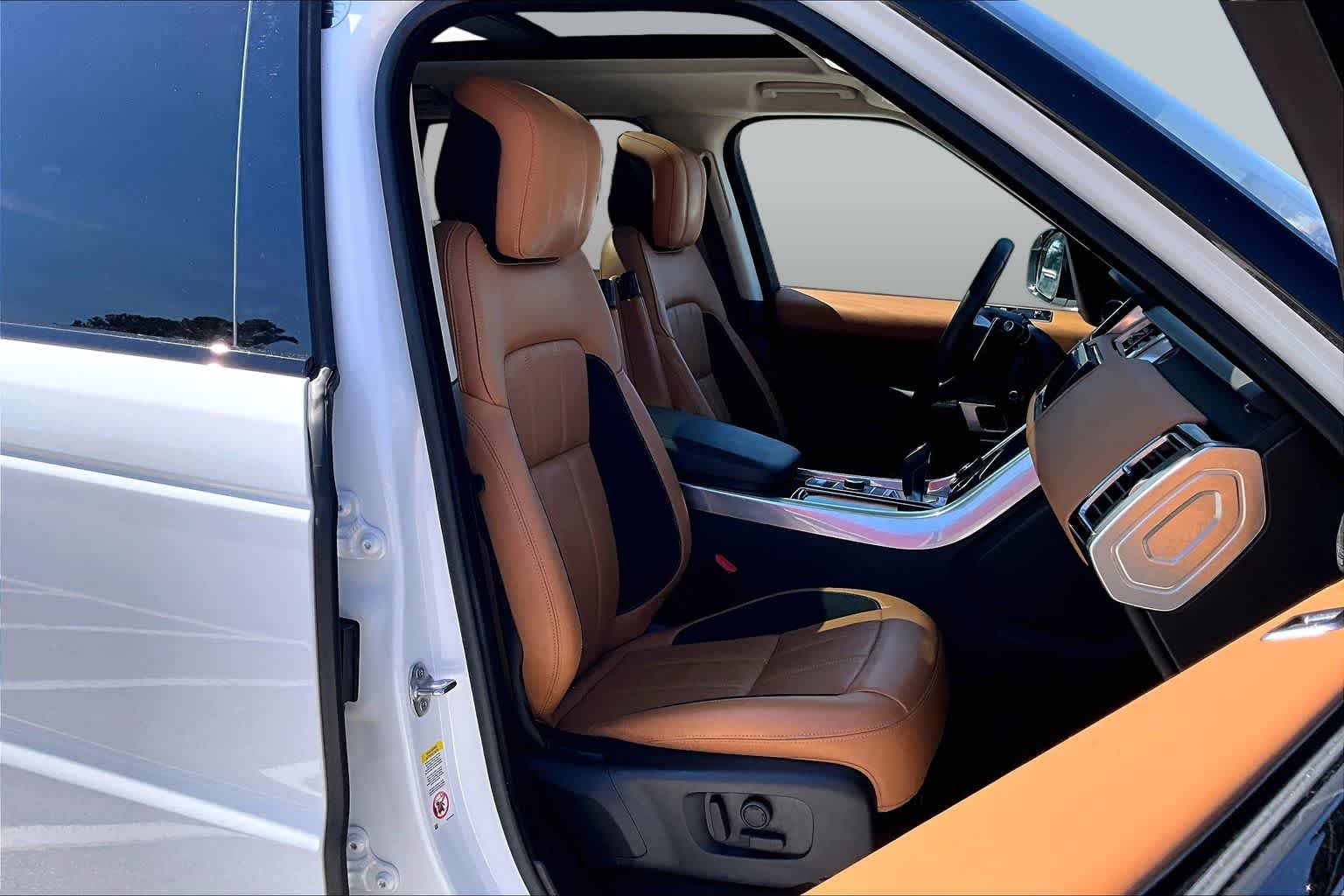 Used 2022 Fuji White Land Rover HSE Dynamic image 9
