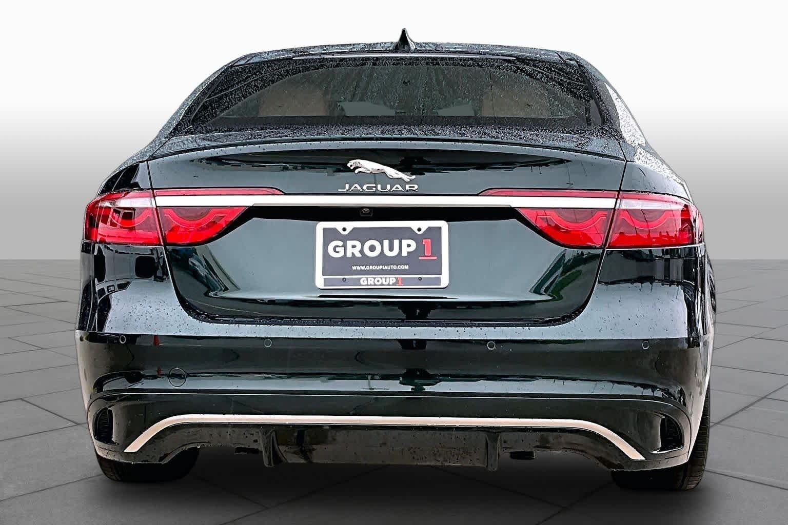 Used 2024 Santorini Black Metallic Jaguar R-Dynamic SE image 5