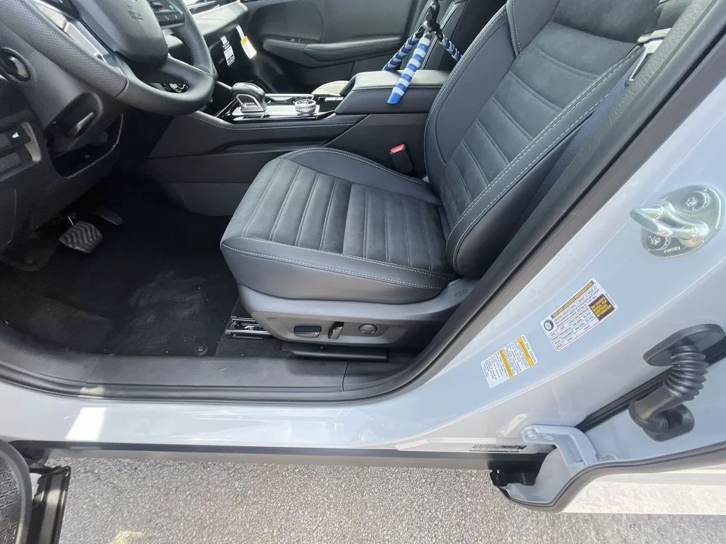 Used 2025 White Mitsubishi SE image 12