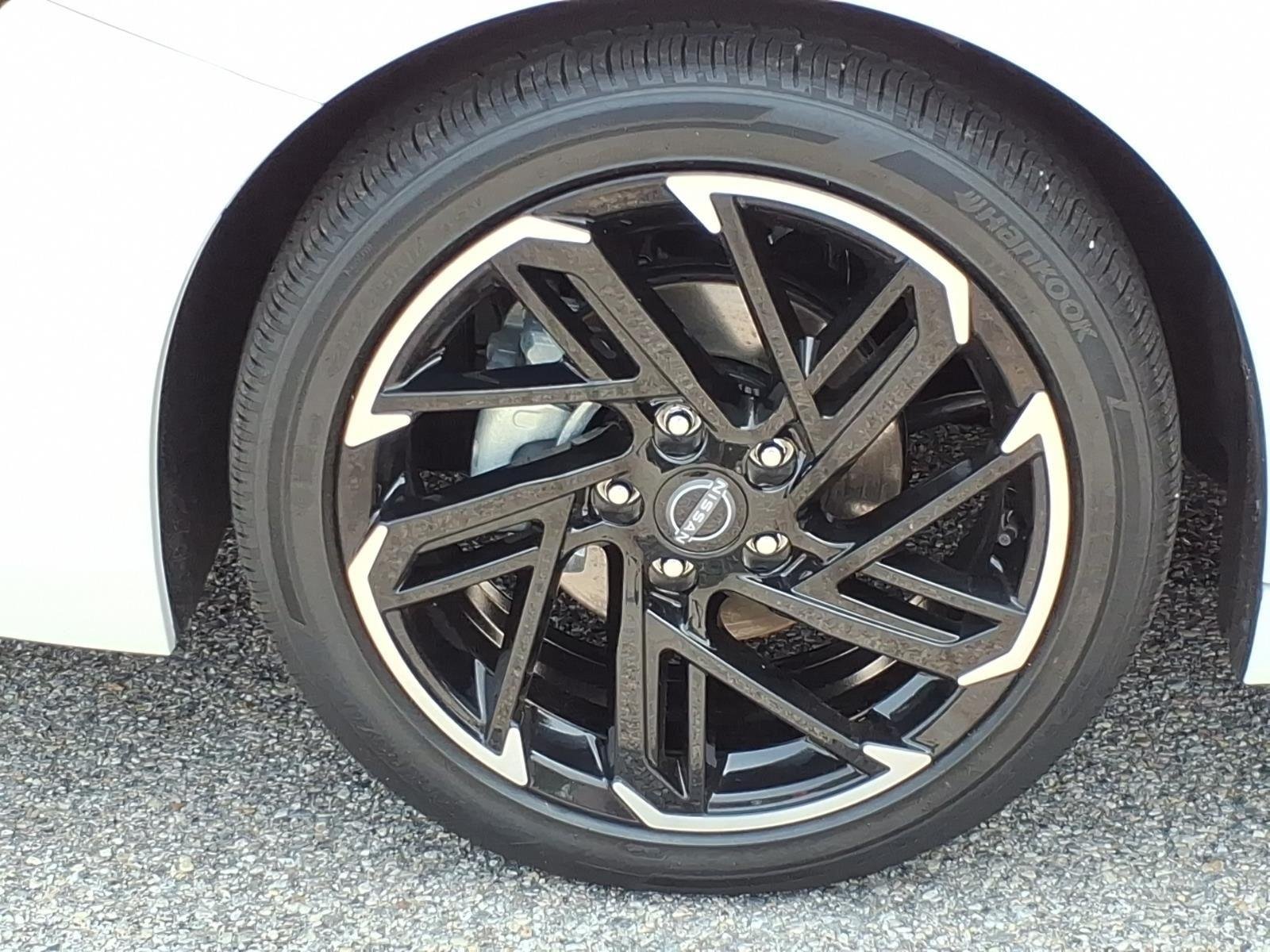 Used 2026 Aspen White Tricoat/Super Black Nissan SR image 4