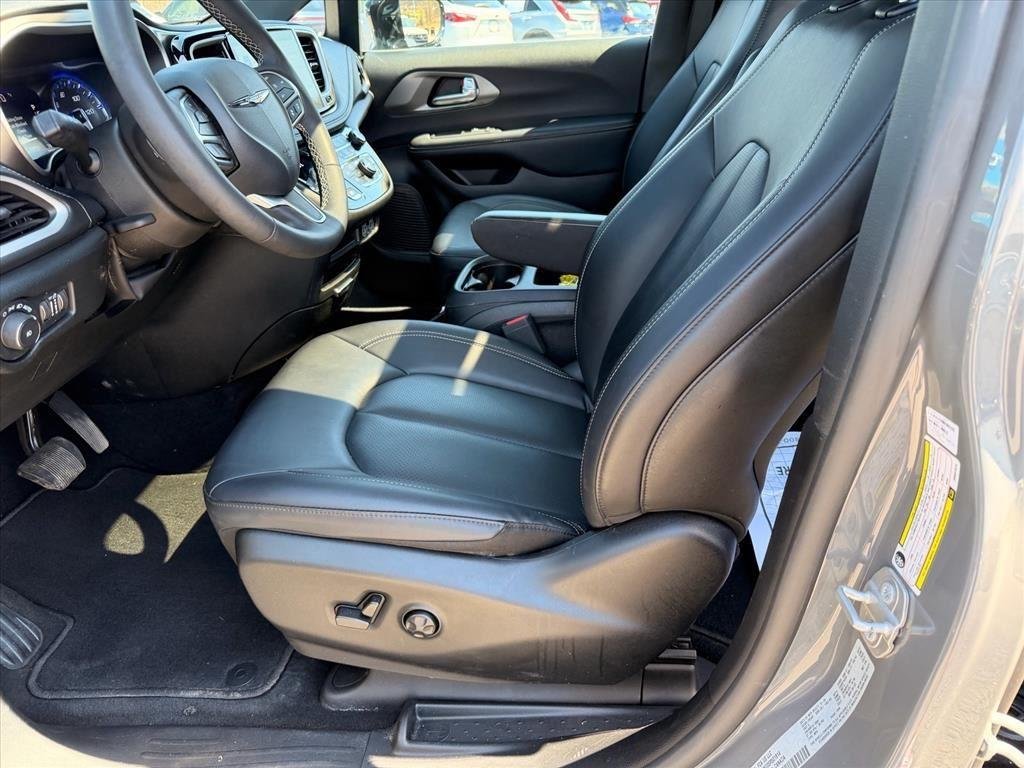 Used 2025 Ceramic Gray Clearcoat Chrysler Select image 10
