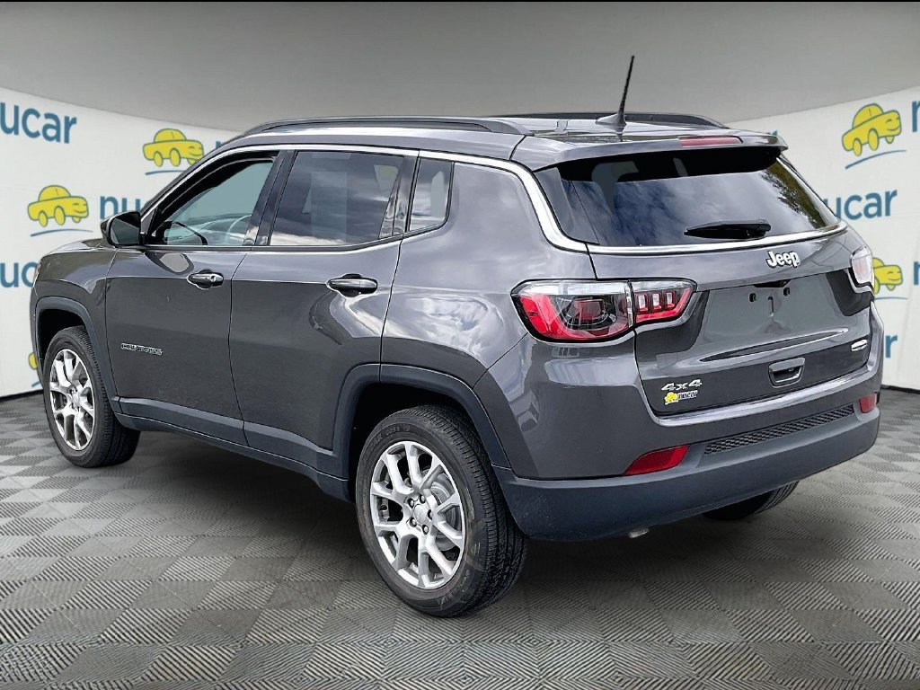 Used 2023 Granite Crystal Metallic Clearcoat Jeep Latitude Lux image 4