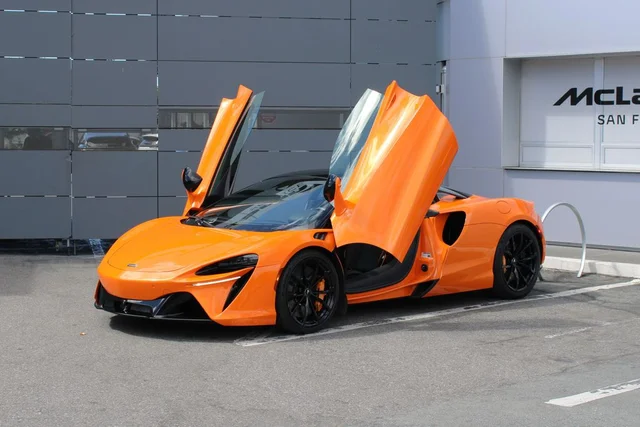 2024 McLaren Artura Coupe 