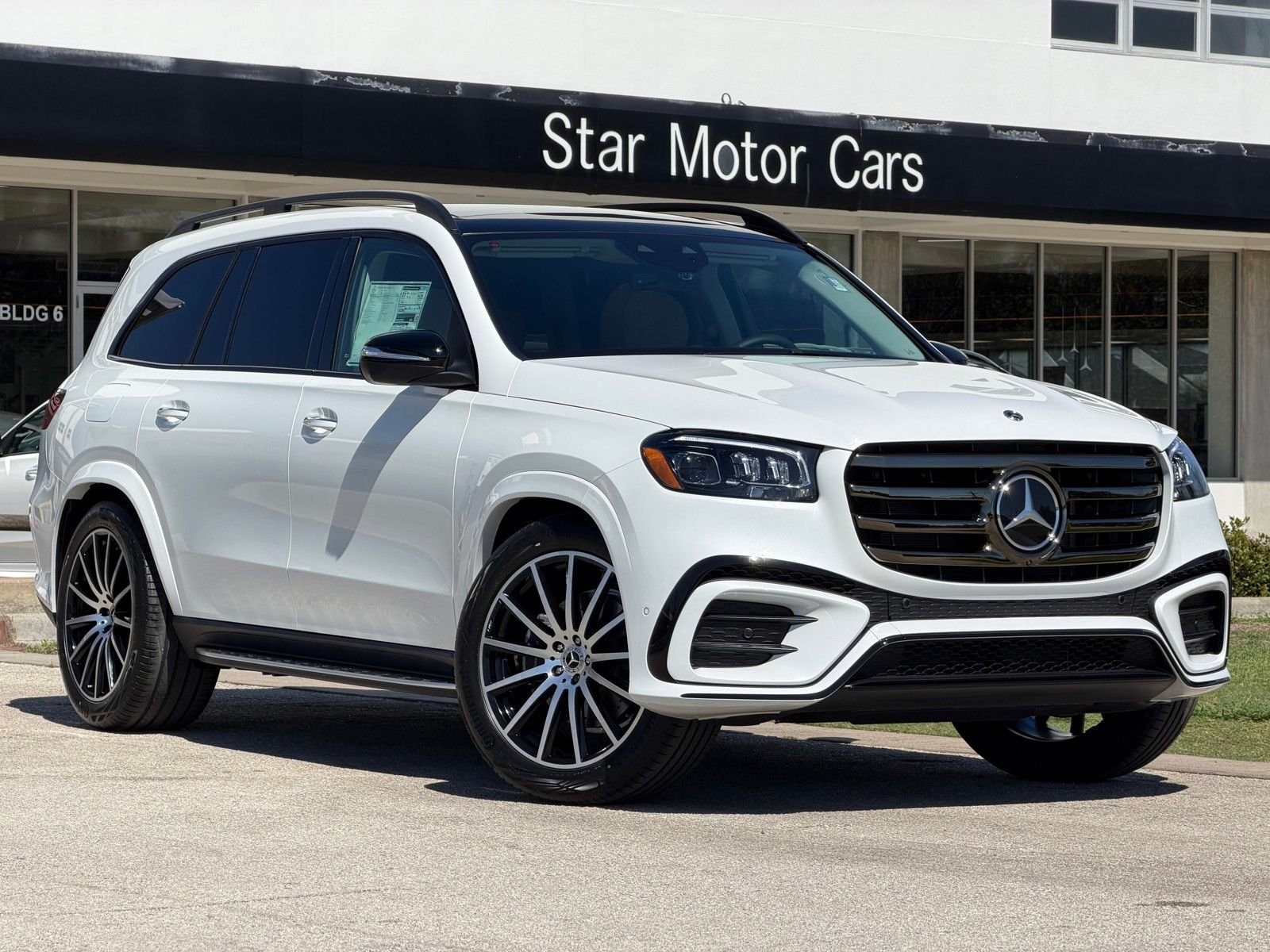 New 2026 MANUFAKTUR Moonlight White Metallic Mercedes-Benz GLS 450 image 1
