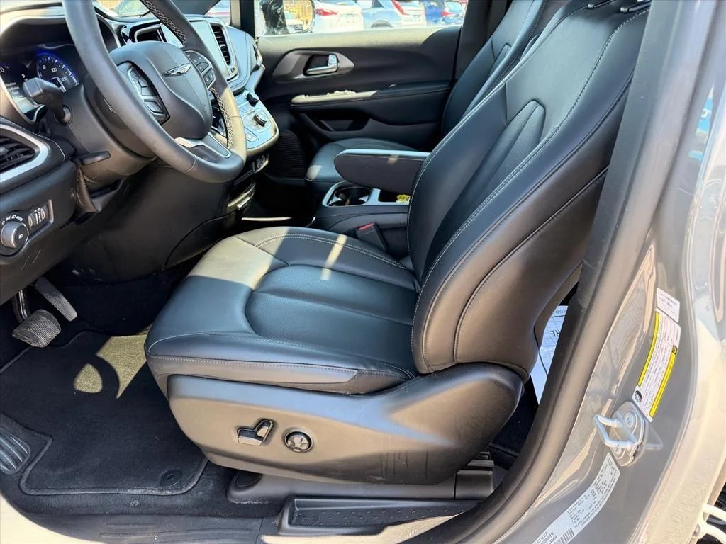 Used 2025 Ceramic Gray Clearcoat Chrysler Select image 10