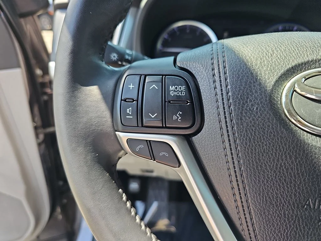 Used 2018 Gray Toyota XLE image 17