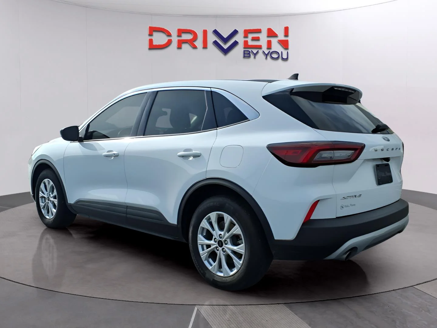 Used 2023 Oxford White Ford Active image 3