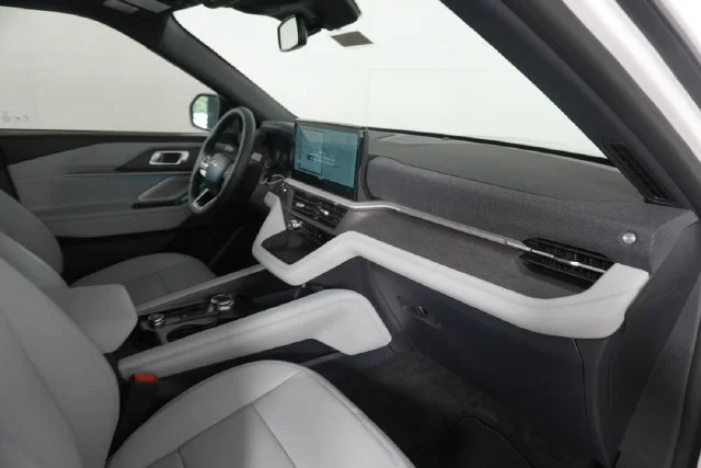 New 2027 Star White Metallic Tri-Coat Ford Platinum™ image 34