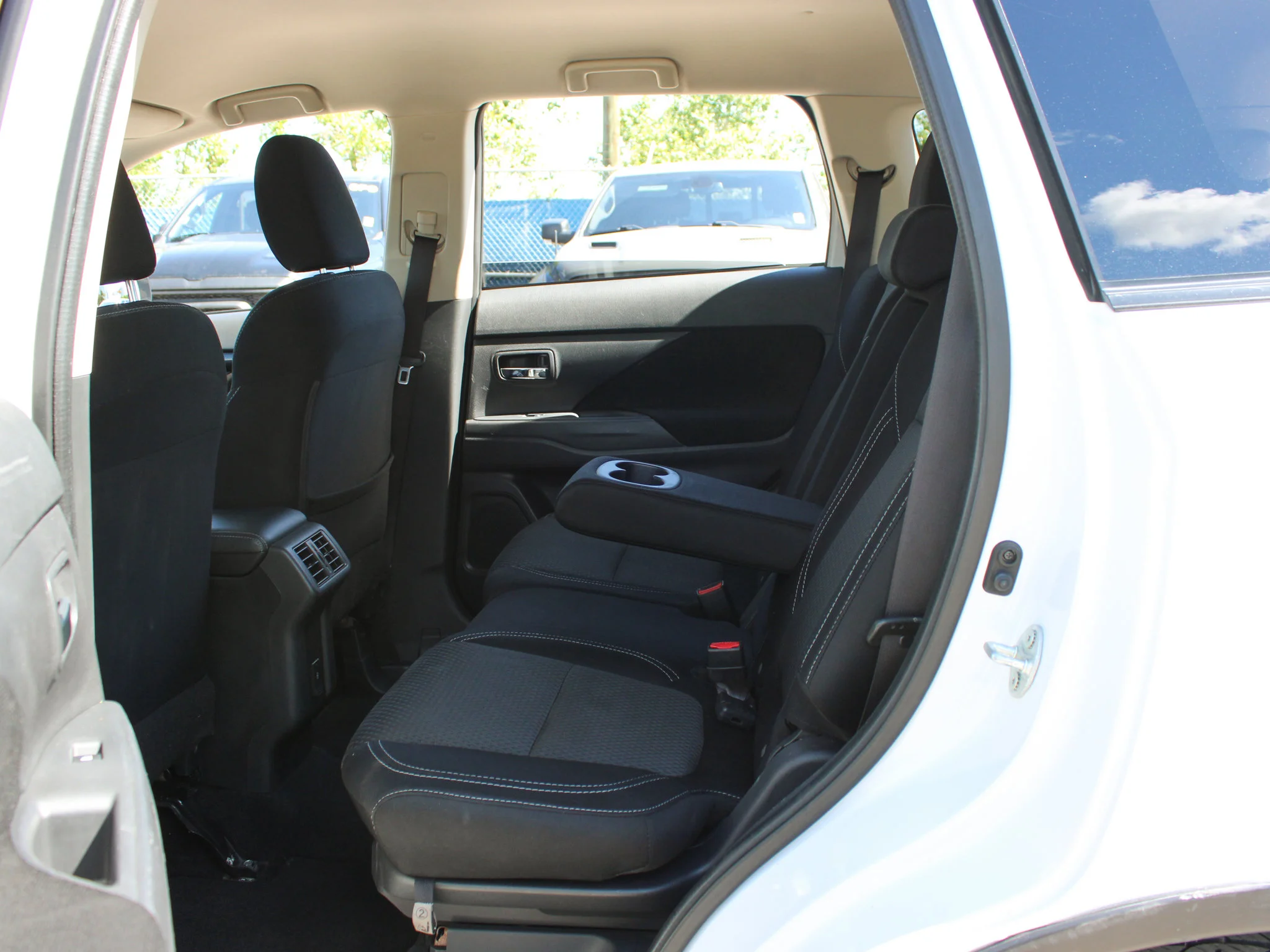 Used 2020  Mitsubishi ES * No Accidents | 7-Seater | Backup Camera | Heated Seats | AWD image 16