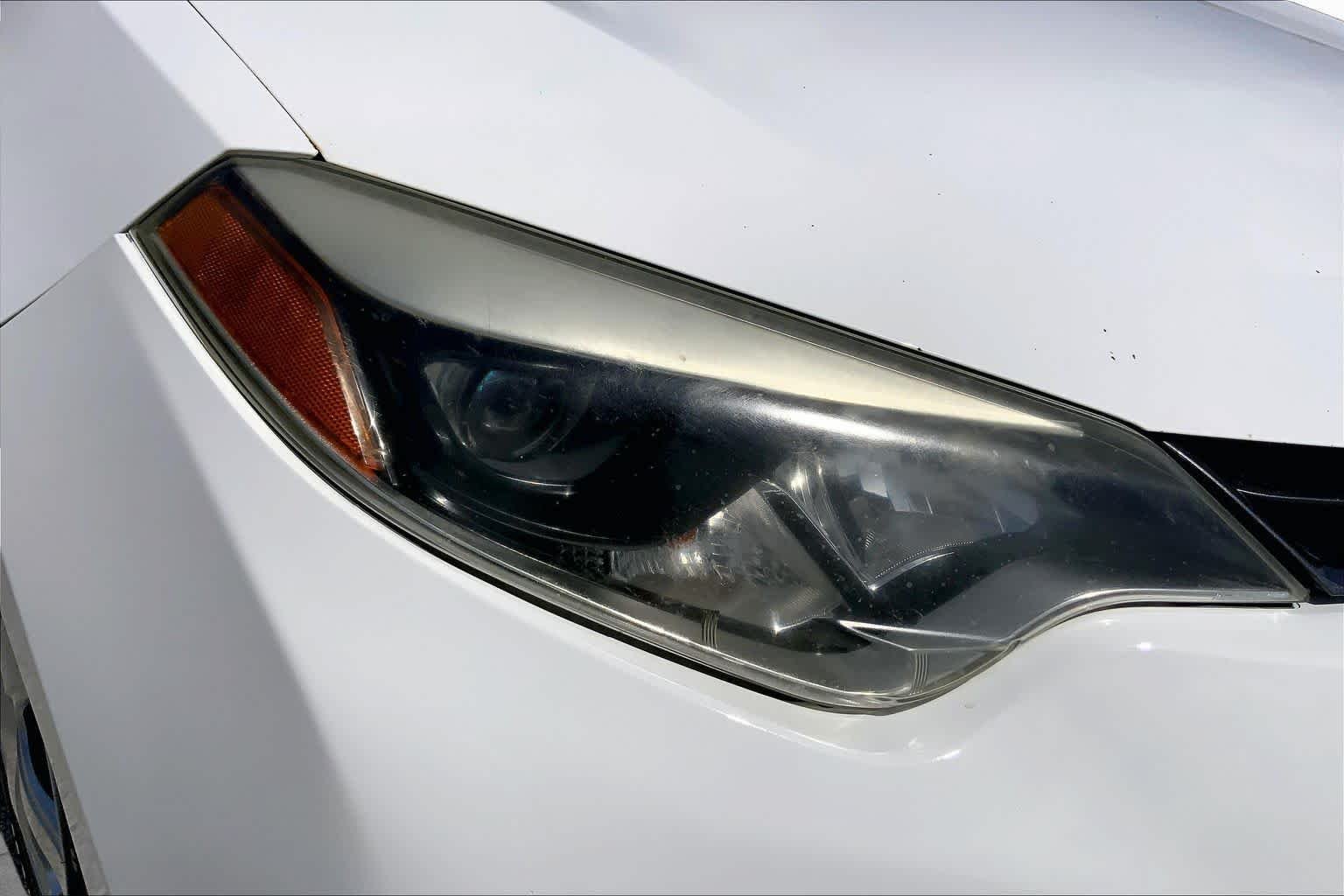 Used 2015 Super White Toyota LE image 27