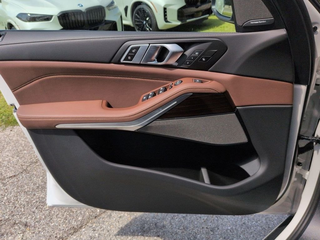 New 2026 Mineral White Metallic BMW xDrive40i image 31
