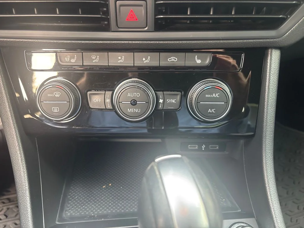 Used 2021 White Volkswagen  image 11