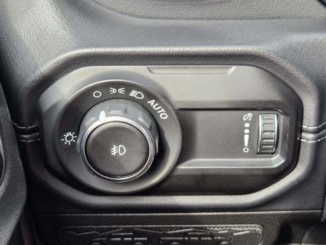 New 2026 Bright White Clear-Coat Exterior Paint Jeep Sahara image 22
