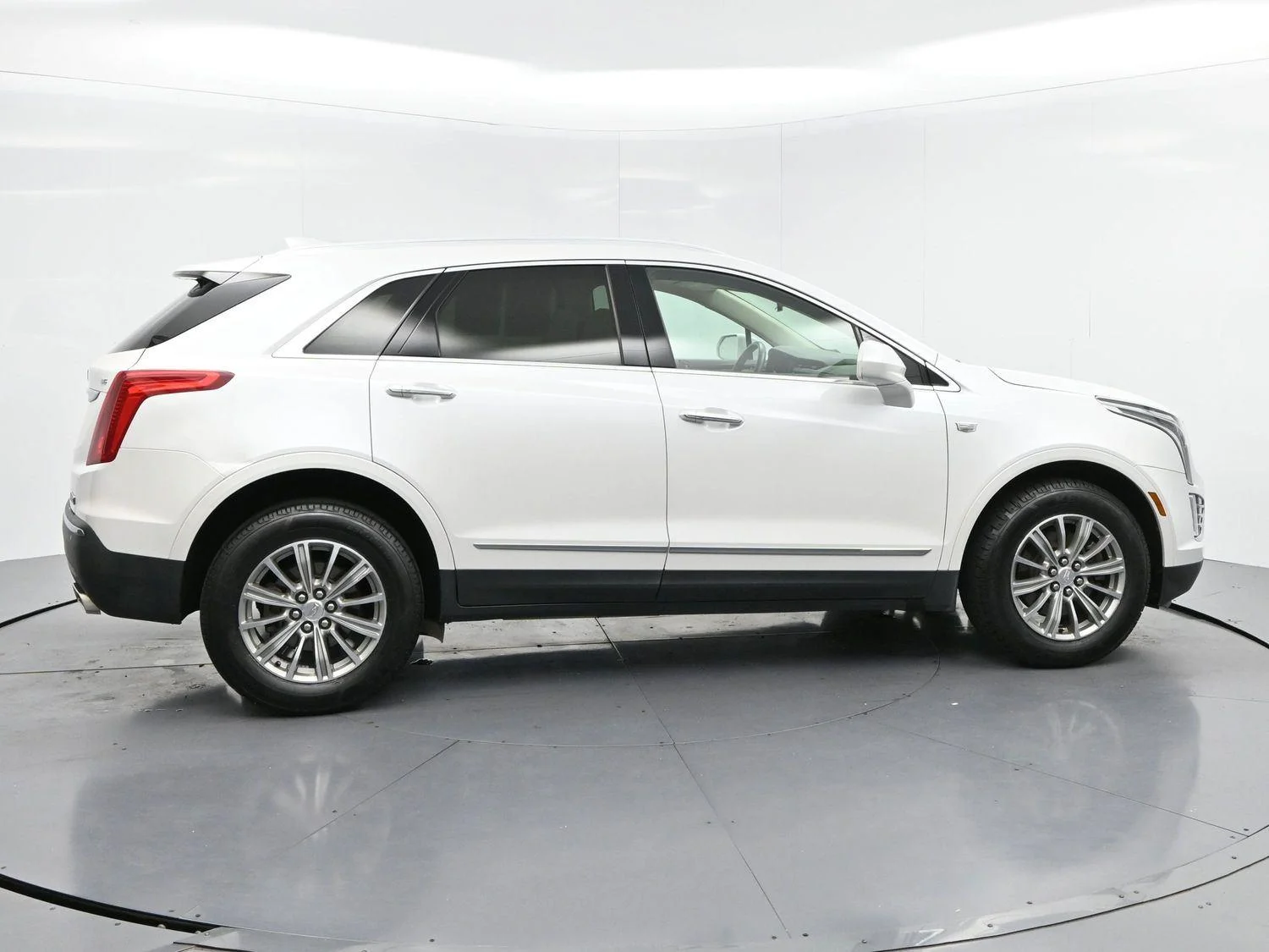 Used 2017 CRYSTAL WHITE TRICOAT Cadillac Luxury FWD image 8