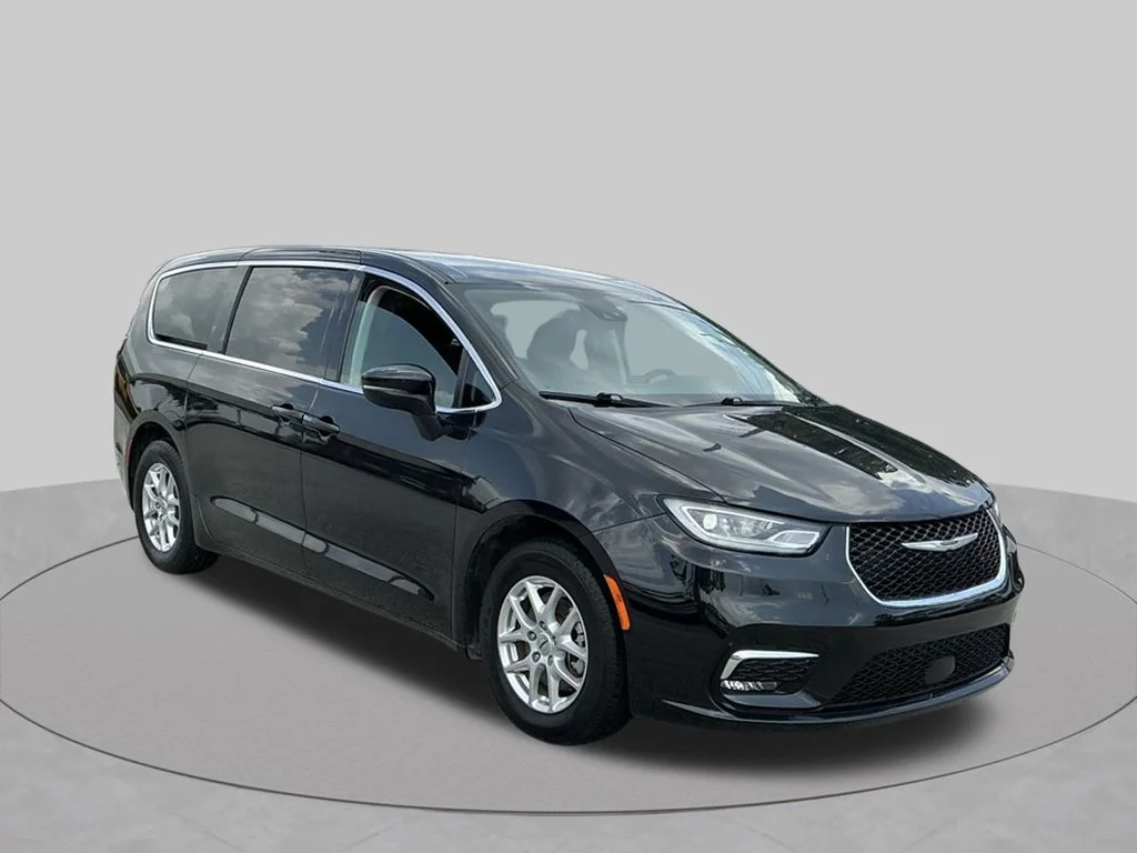 Used 2023 Black Chrysler Touring L image 15