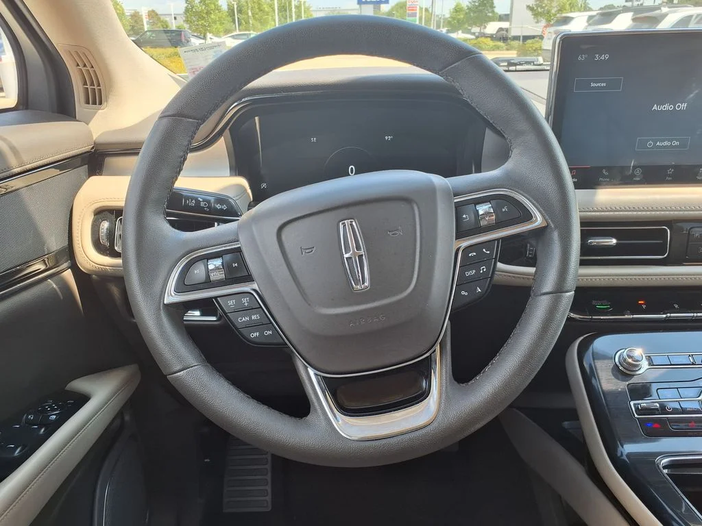 Used 2022 White Lincoln Standard image 26