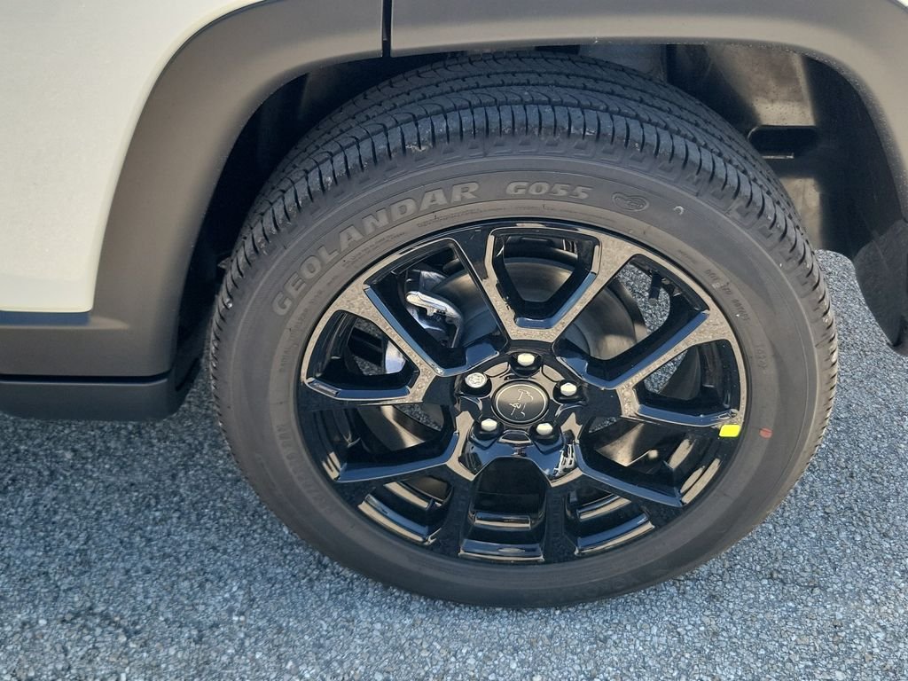 New 2026 Bright White Clearcoat Jeep Latitude image 9