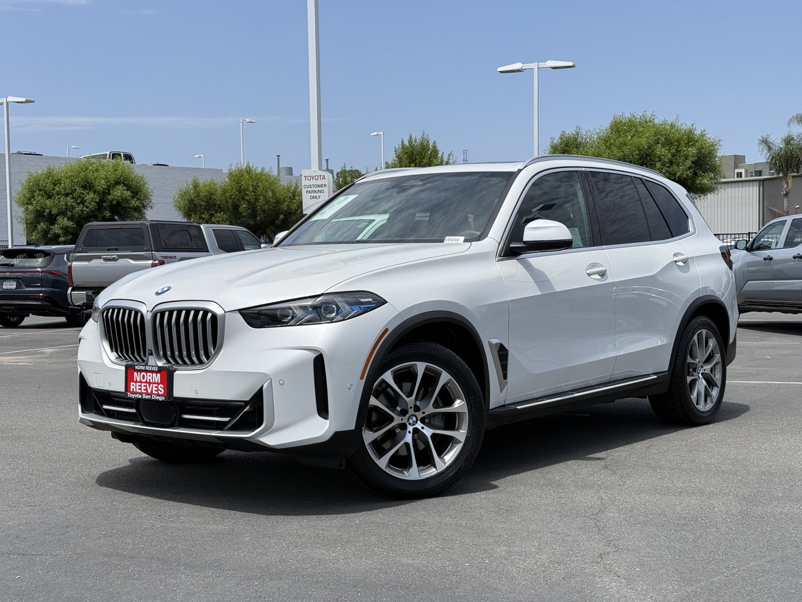 Used 2024 White Metallic BMW sDrive40i image 3