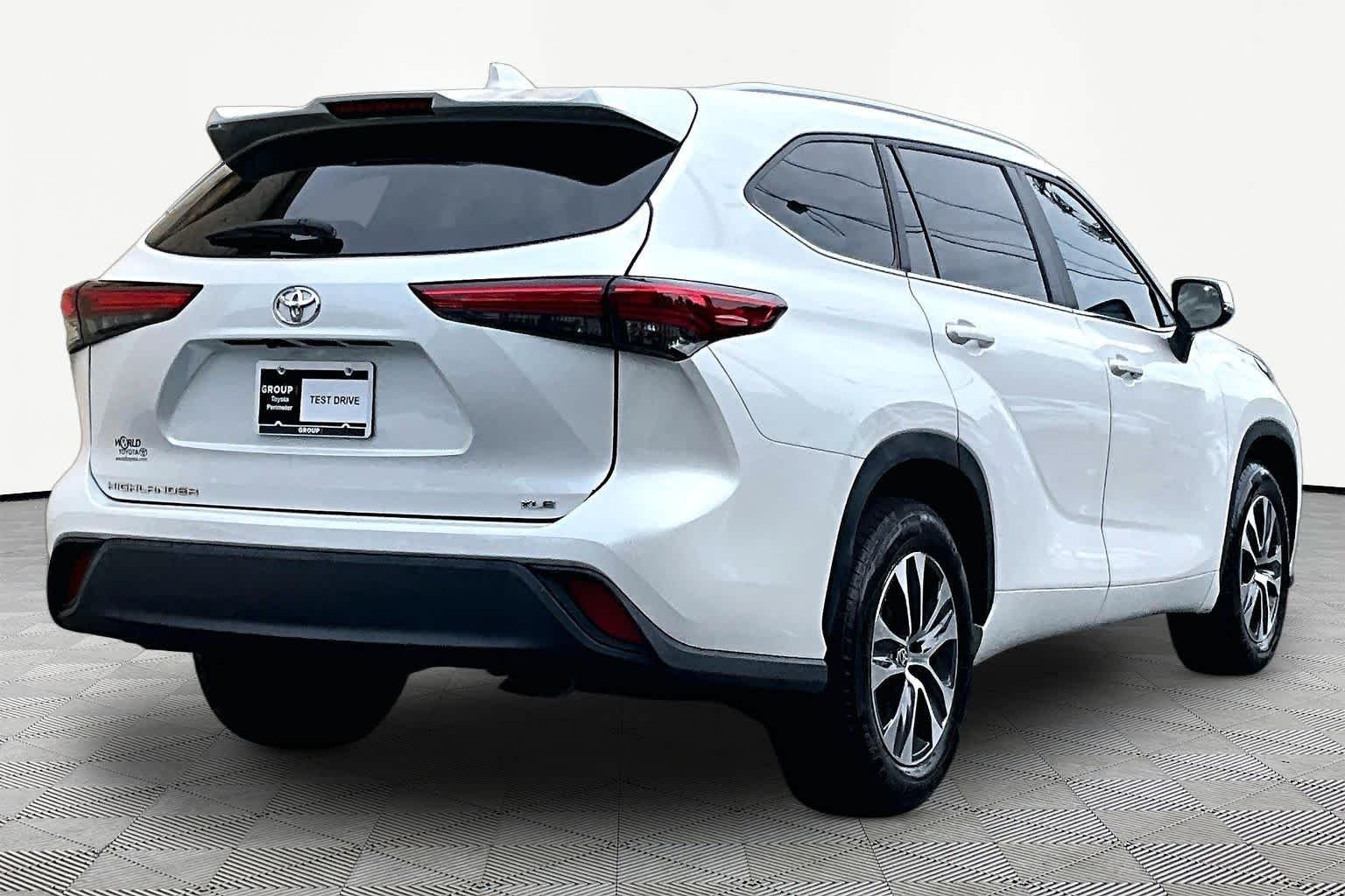 Used 2023 Wind Chill Pearl Toyota XLE image 13