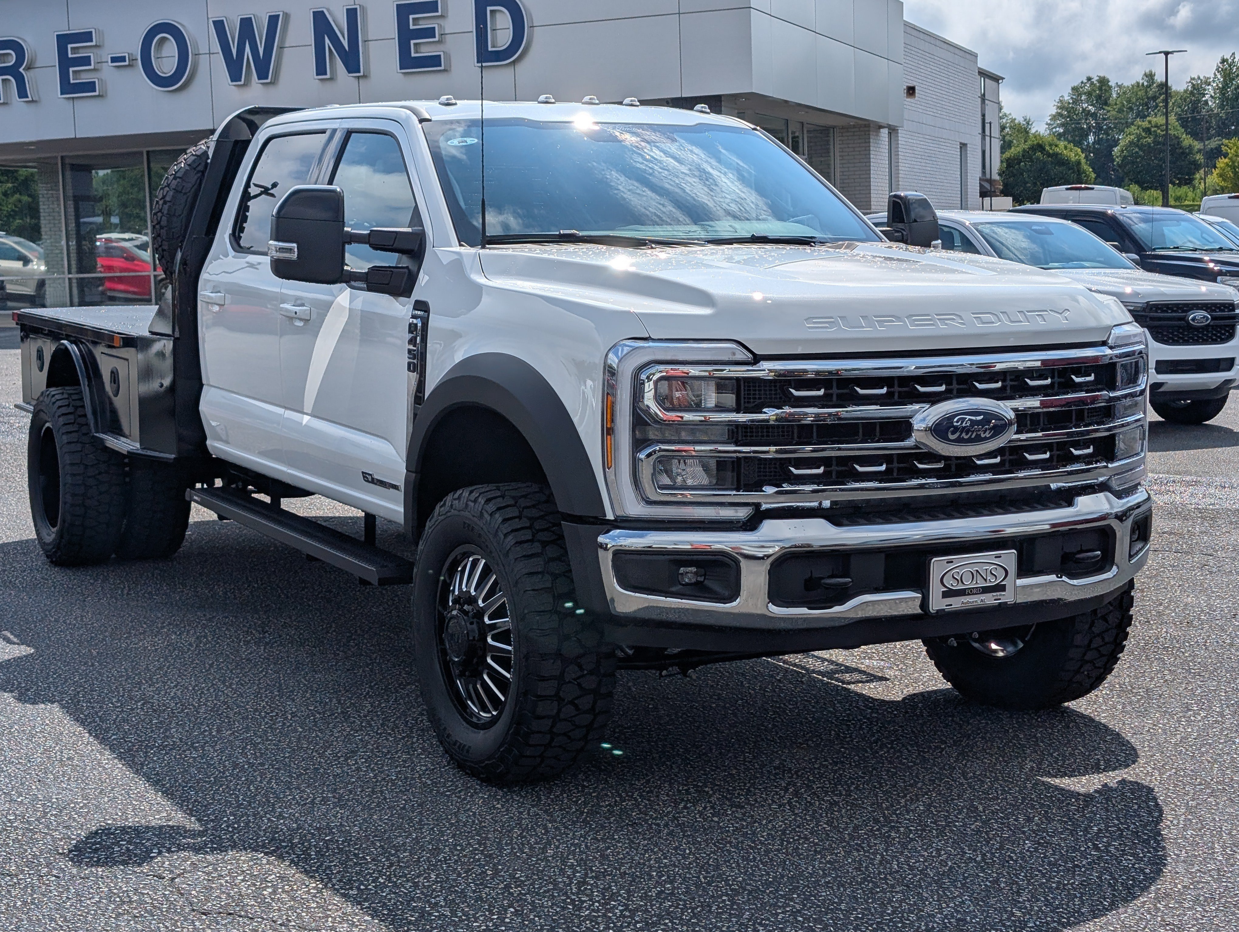 New 2026 Star White Metallic Tri-Coat FORD F-450® LARIAT® image 4