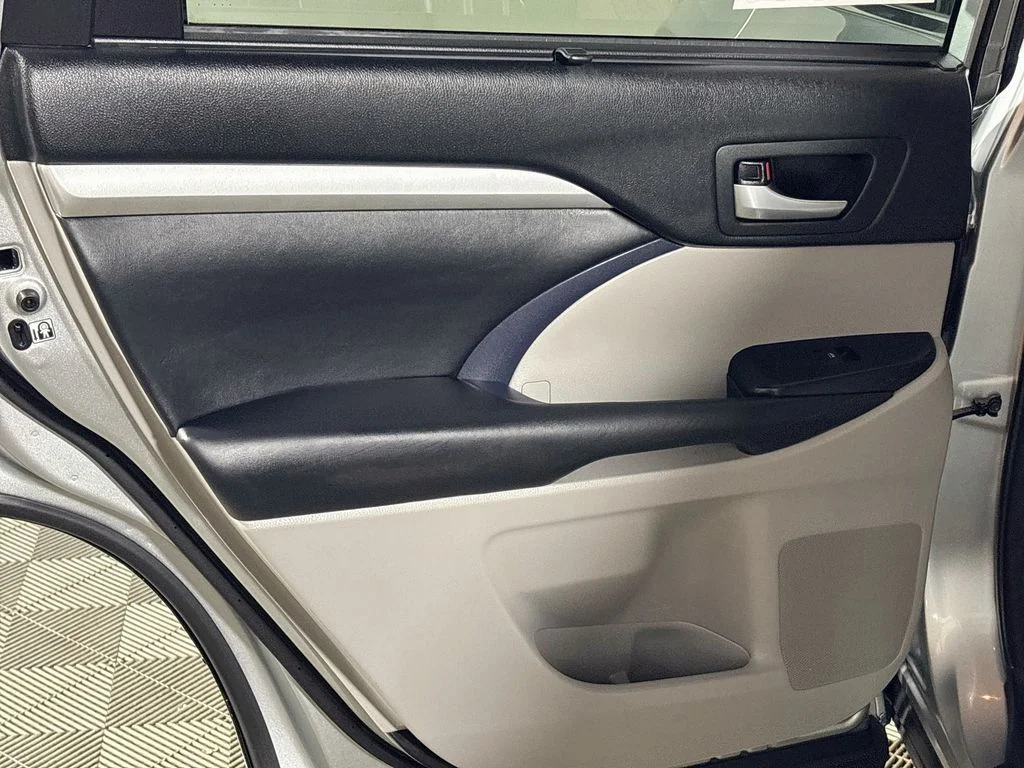 Used 2018 Silver Toyota XLE image 20