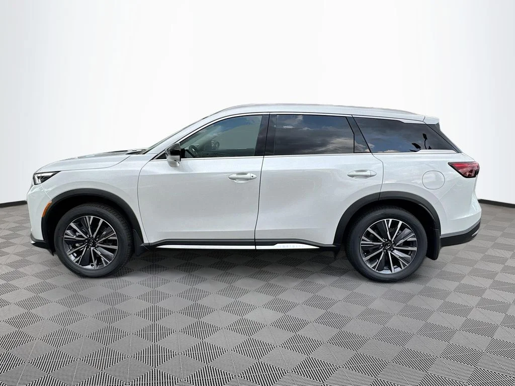 Certified Used 2026 White INFINITI LUXE image 9
