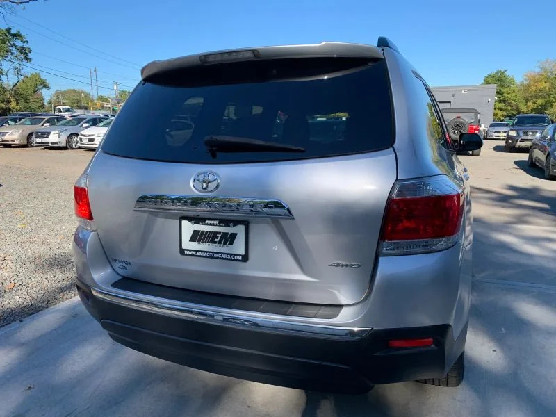 Used 2011 Silver Toyota Sport Utility 4D image 10