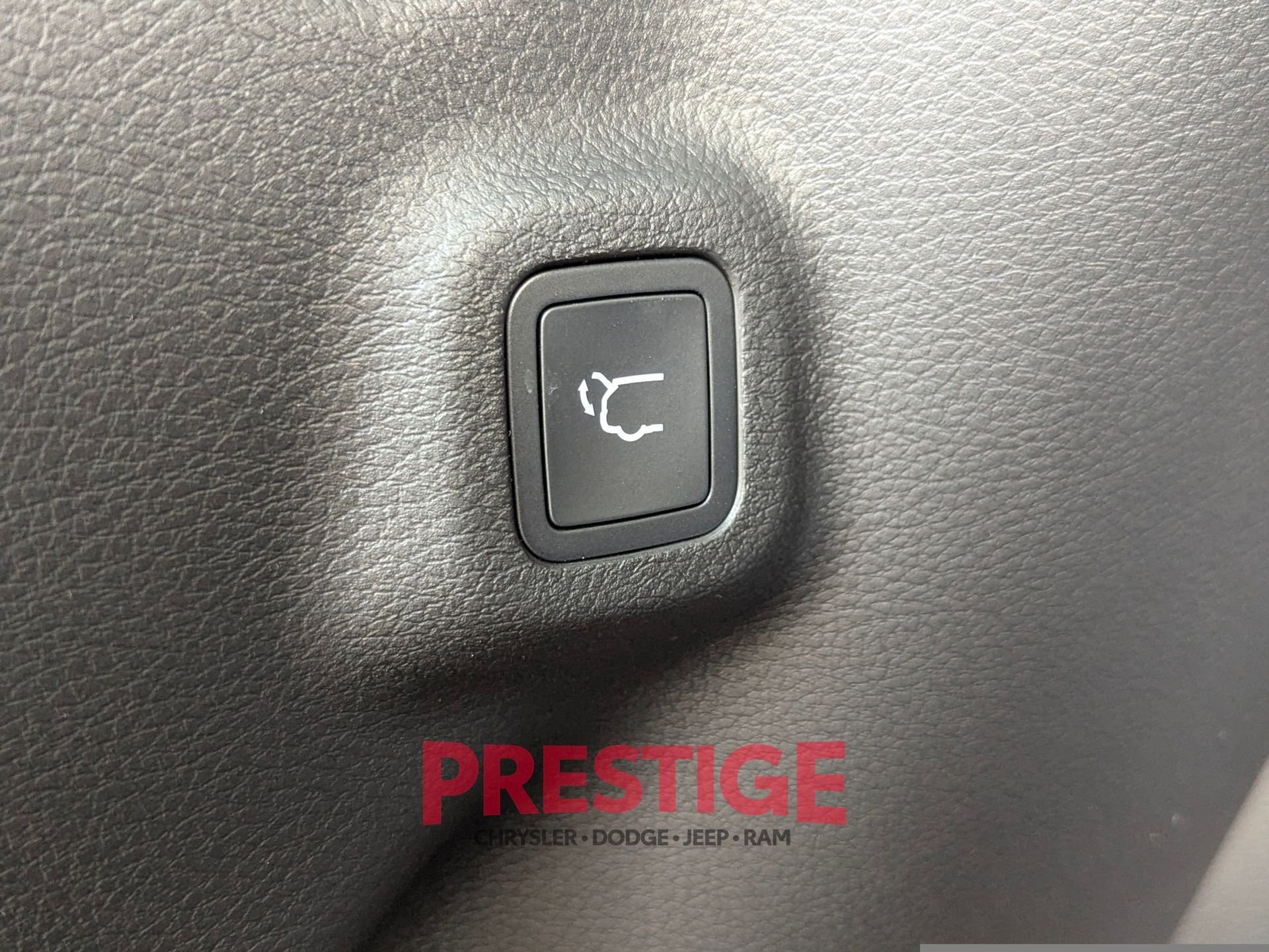 New 2026 Diamond Black Crystal Pearl-Coat Exterior Paint Jeep Latitude image 8