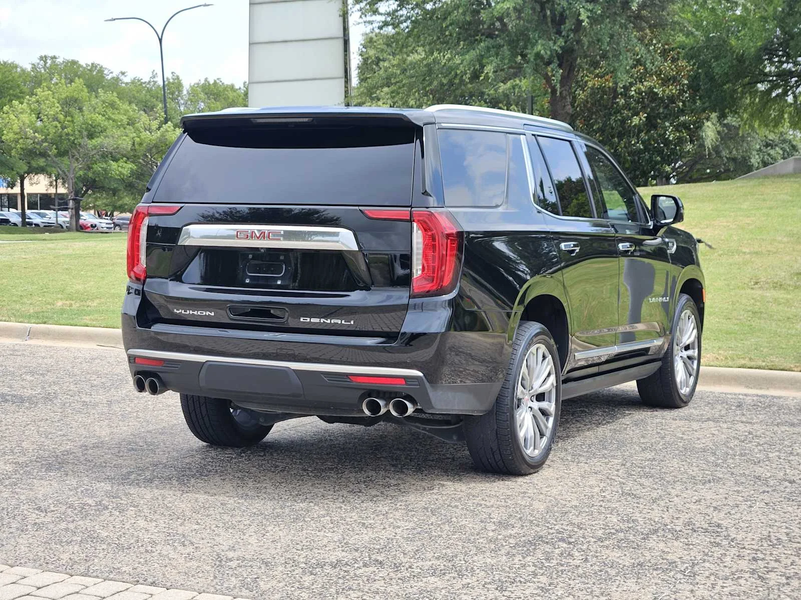 Used 2023 Onyx Black GMC Denali image 4