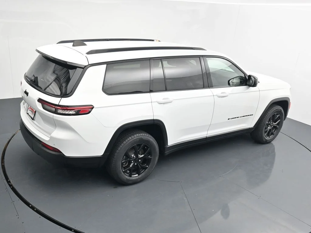 Used 2024 White Jeep Altitude image 26