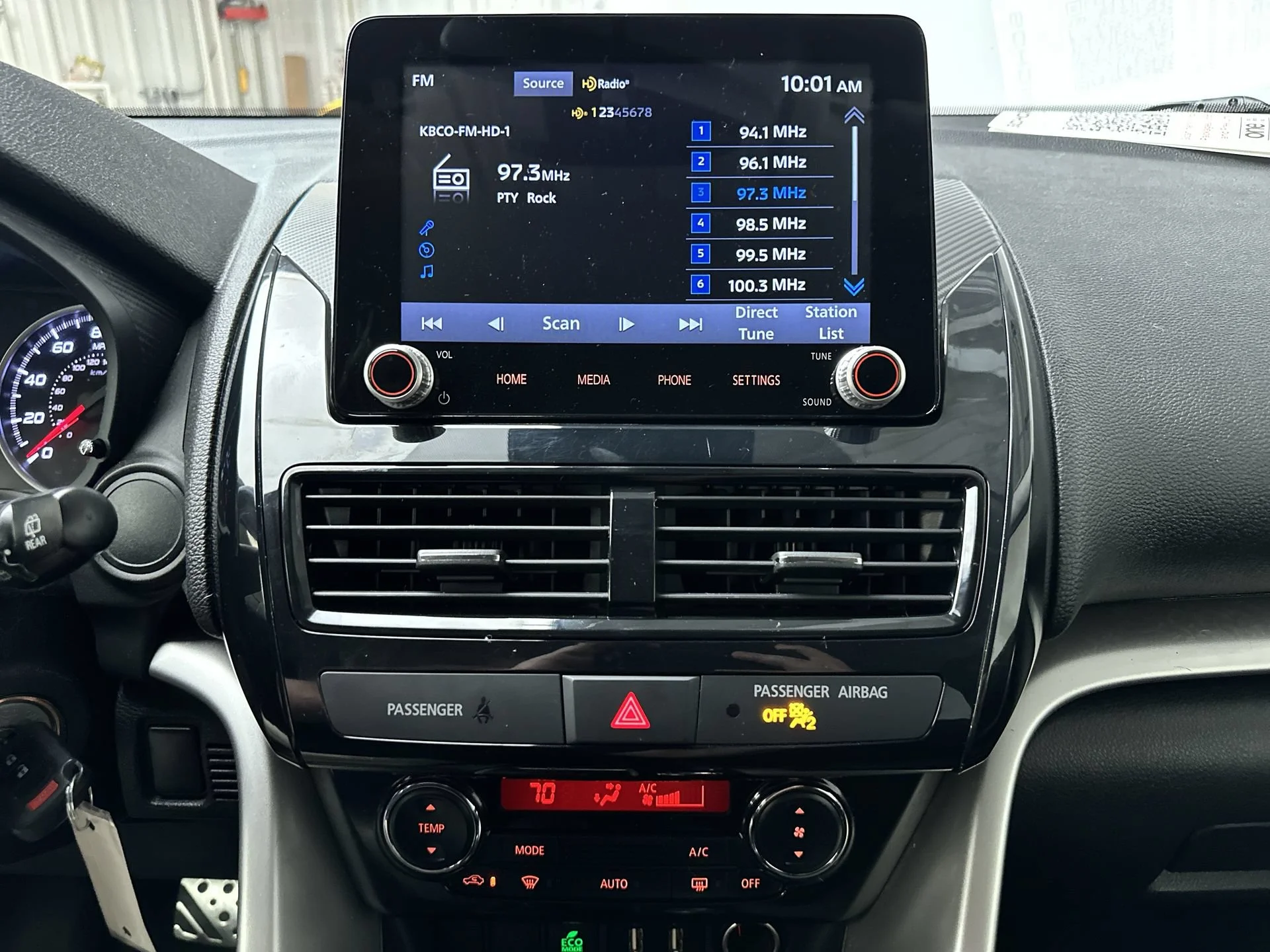 Used 2022 White Diamond Mitsubishi LE image 18