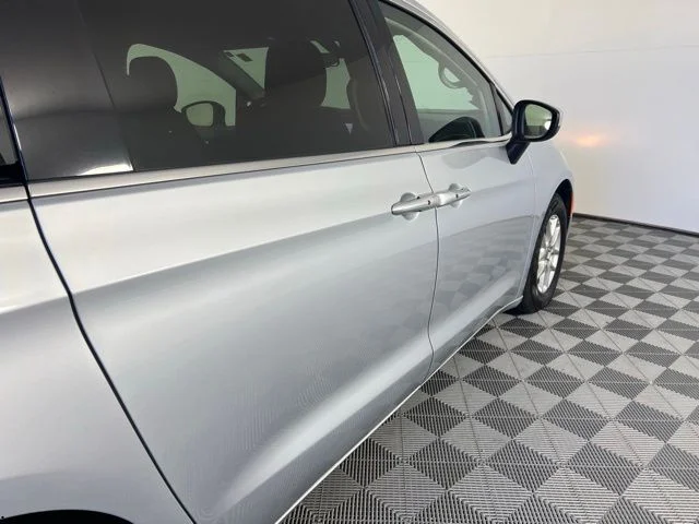 2022 Chrysler Voyager LX - Photo 9