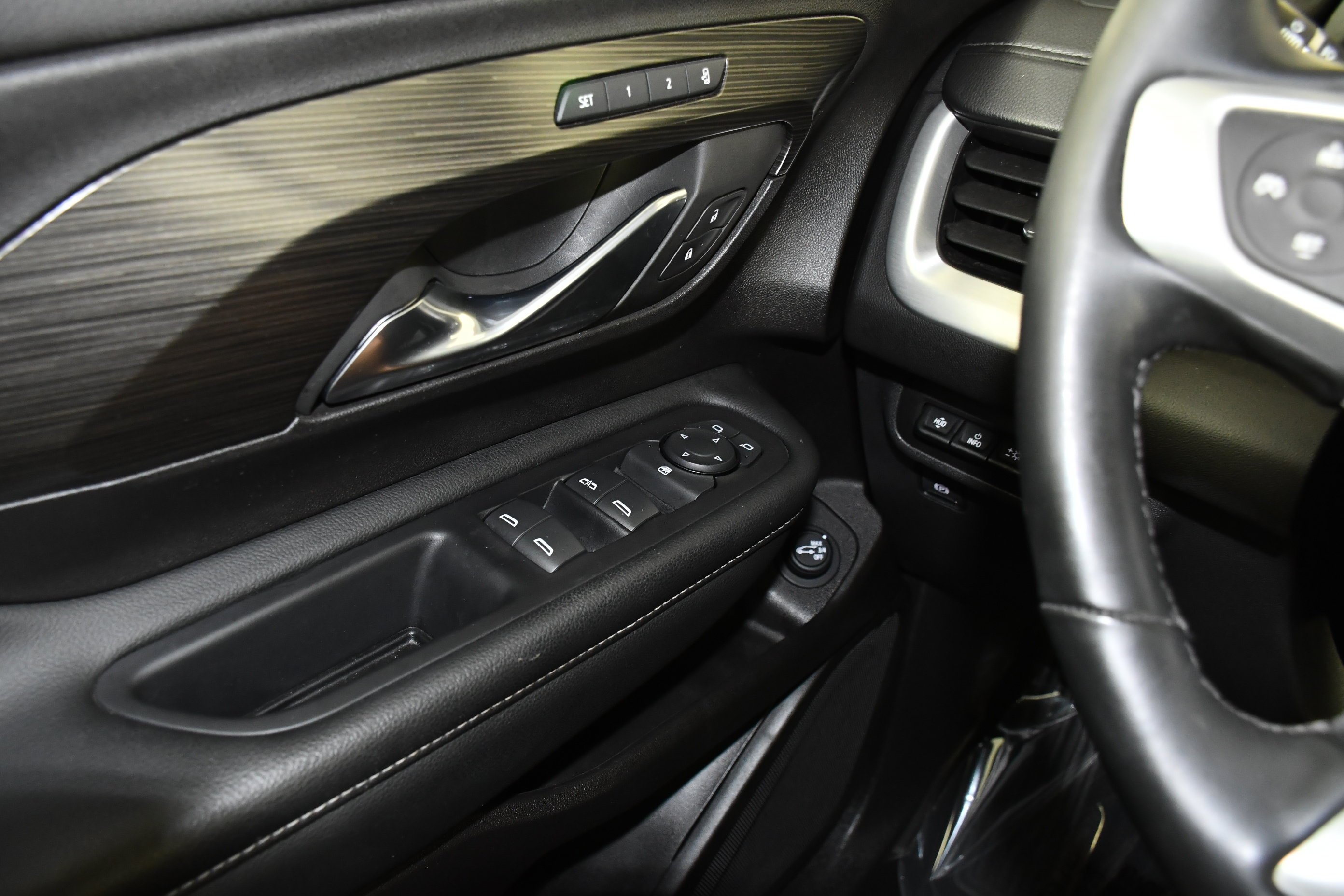 Used 2024 Sterling Metallic GMC SLT image 34