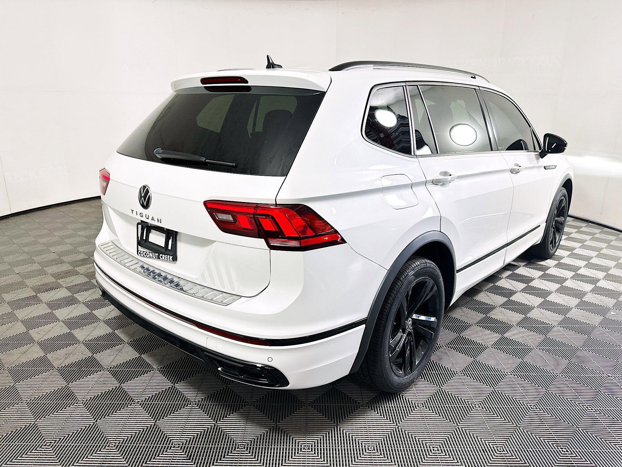 2023 Volkswagen Tiguan thumbnail 5