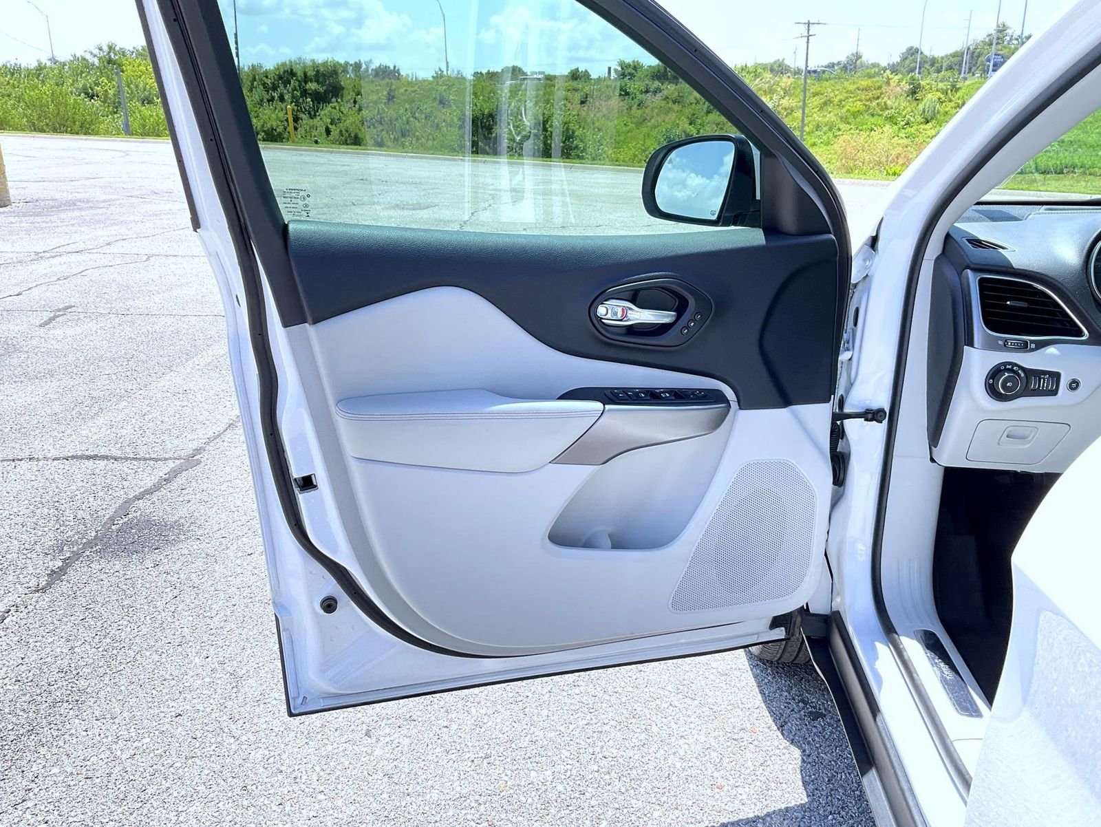 Used 2019 White Jeep Limited image 9