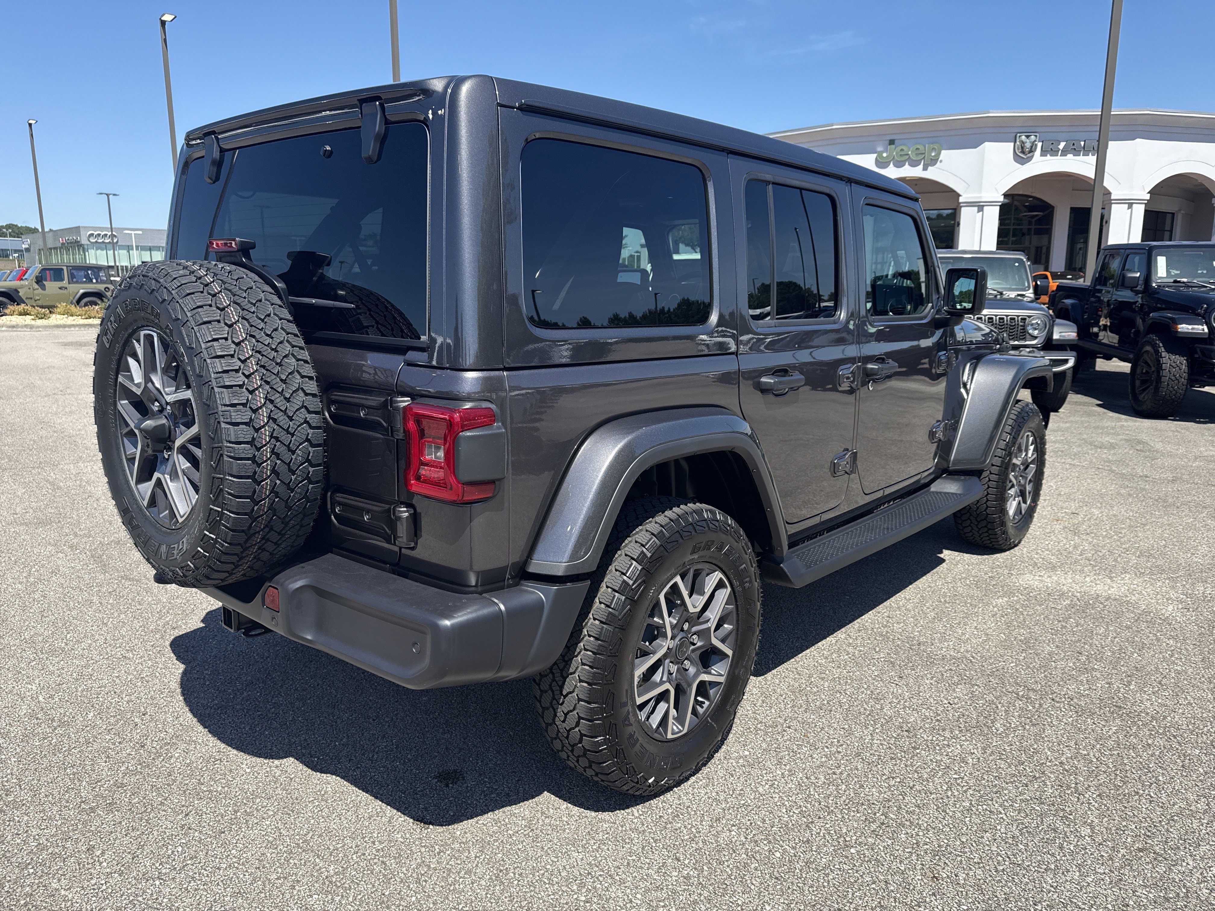 New 2026 Granite Crystal Metallic Clear-Coat Exterior Paint Jeep Sahara image 7