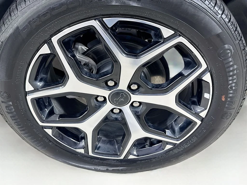 Used 2025 Silver Jeep Limited image 39