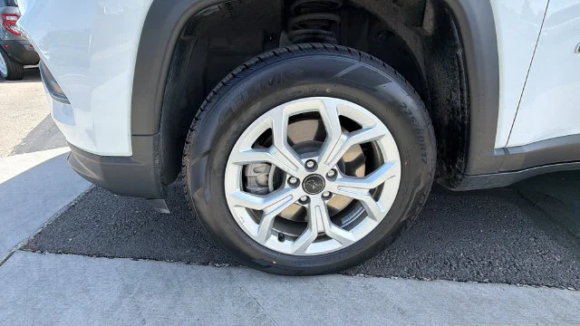 Used 2025 White Jeep Latitude image 10