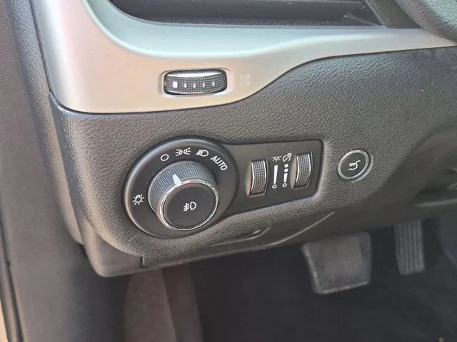 Used 2018 Silver Jeep Trailhawk image 16