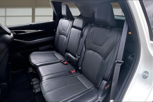 Used 2023 White INFINITI LUXE image 25