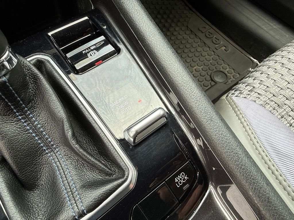Used 2022 Silver Jeep Latitude image 31