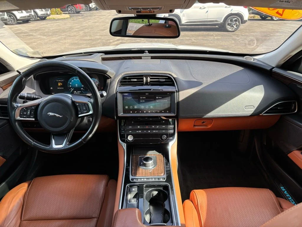Used 2018  Jaguar 35t Portfolio Limited Edition image 18