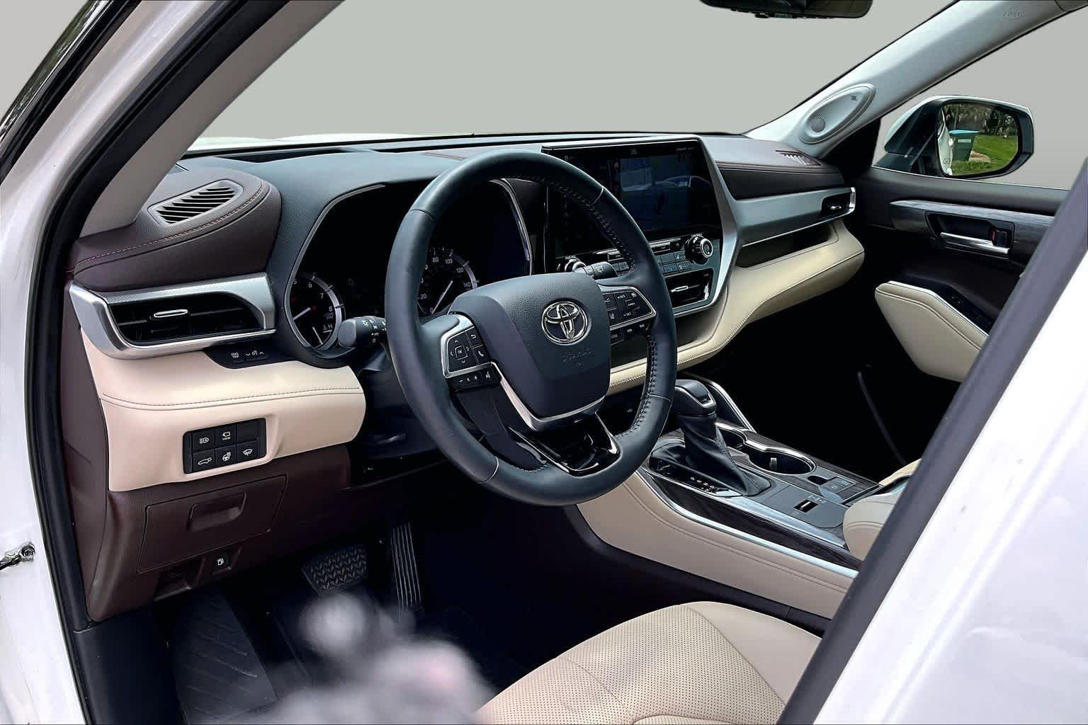 Used 2021 Blizzard Pearl Toyota Platinum image 18