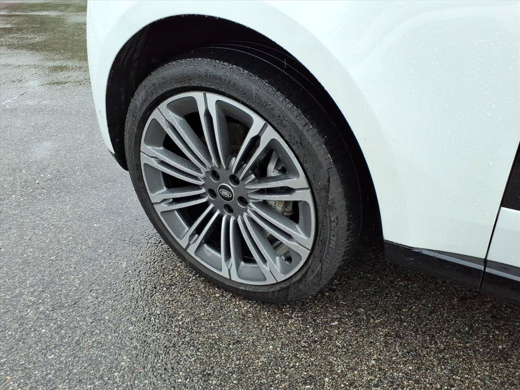 Certified Used 2025 Ostuni Pearl White Premium Metallic Land Rover SE image 9
