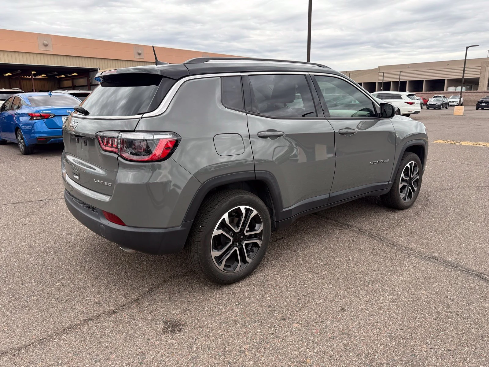 Used 2022 Sting-Gray Clearcoat Jeep Limited image 4