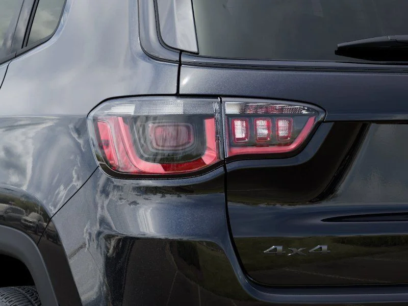 New 2026 Diamond Black Crystal Pearl-Coat Exterior Paint Jeep Latitude image 9