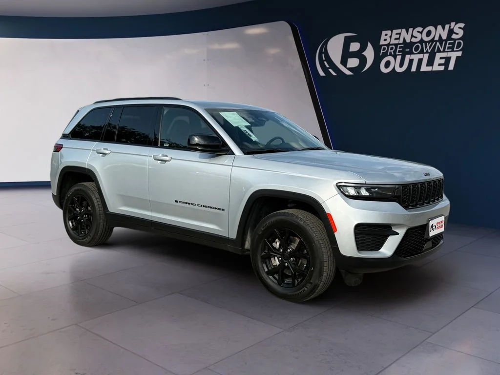 Used 2025 Silver Jeep Altitude image 7