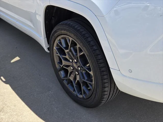 New 2026 Bright White Clear-Coat Exterior Paint Jeep Summit image 5