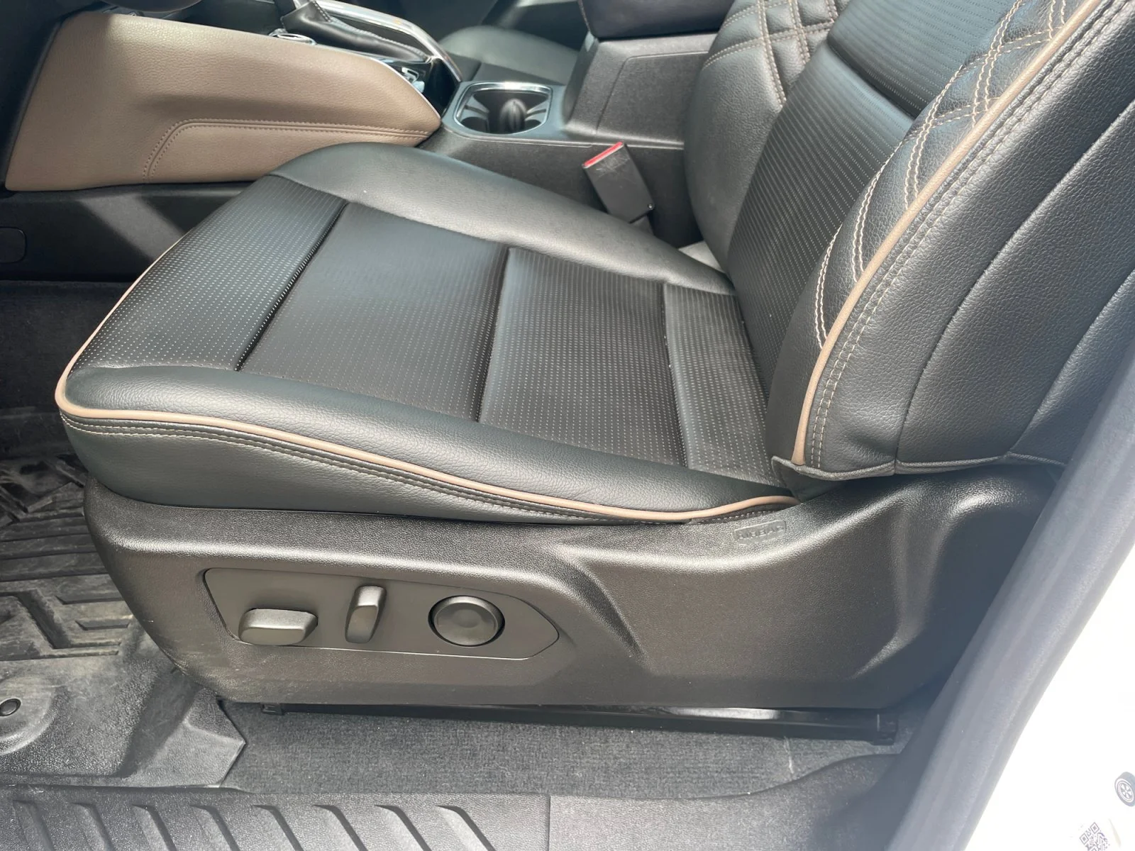 Used 2023 Summit White GMC Denali Crew 4x4 Leather Sunroof Nav image 15